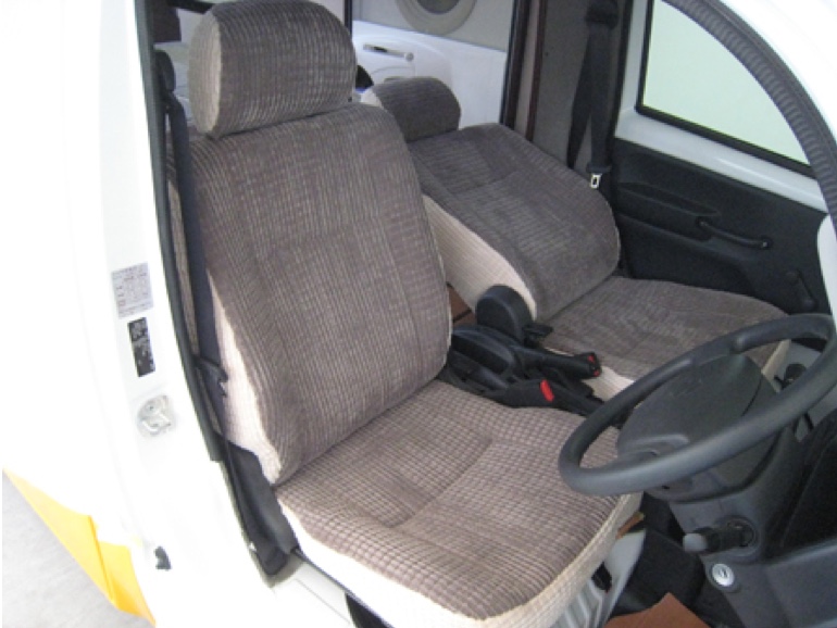 テントむし 運転席