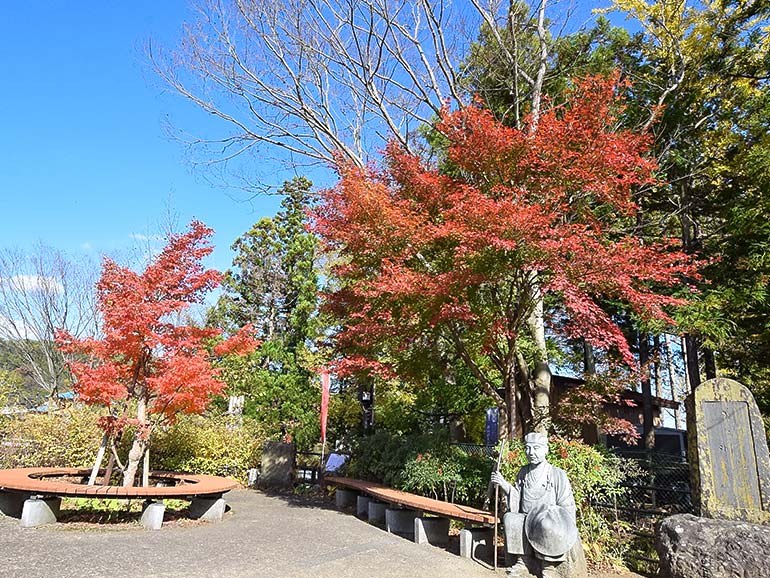 田原の滝芭蕉像