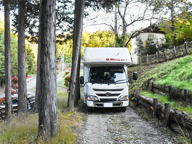 キャンプ場への道