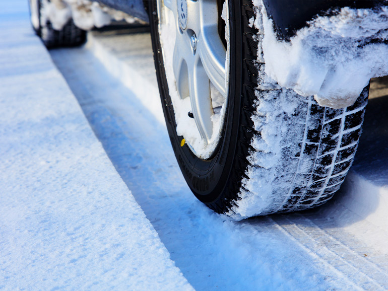 雪道 スタッドレス タイヤ