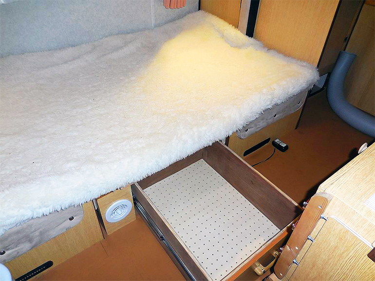 セレンゲティ キャブコン キャンピングカー DIY 収納