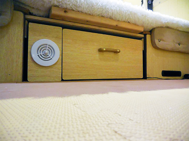 セレンゲティ キャブコン キャンピングカー DIY 収納