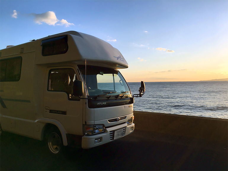 中古キャンピングカー 海岸沿い
