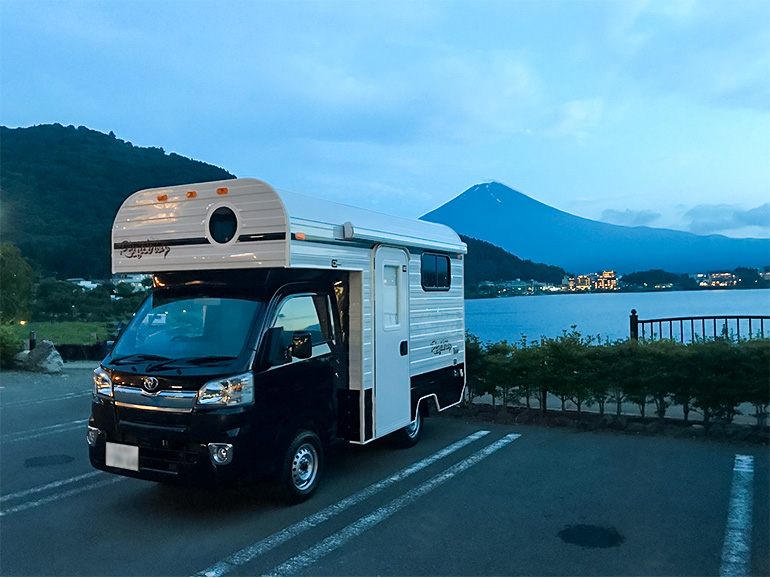 富士山をバックに停められたキャンピングカー