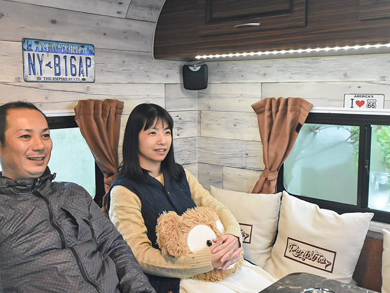 キャンピングカーでくつろぐ夫婦