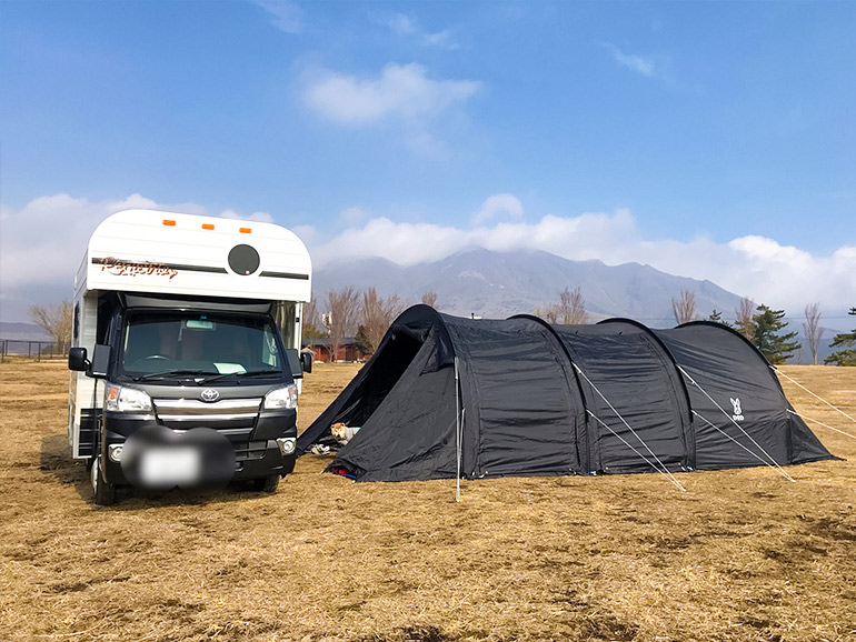 テントの横に停められたキャンピングカー