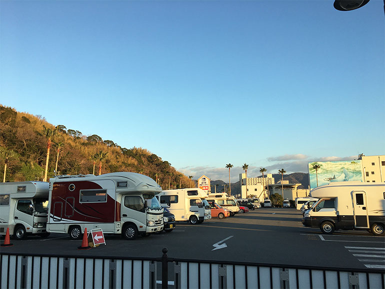 伊東マリンタウンのキャンピングカーが並んだ駐車場