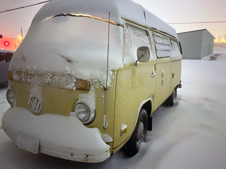 雪に埋もれるキャンピングカー