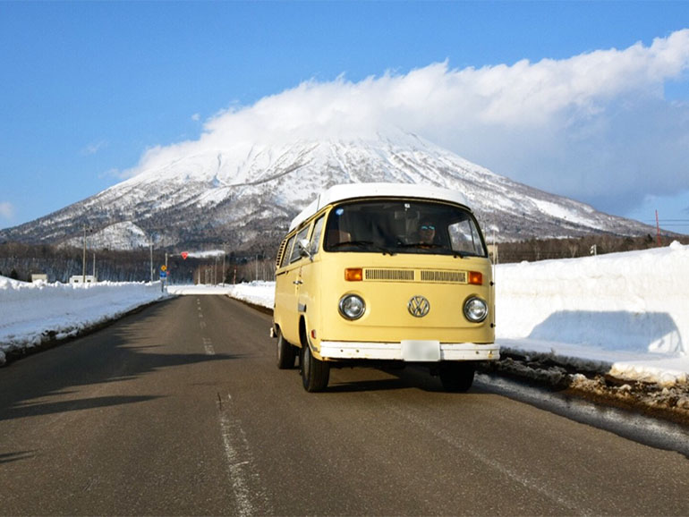 雪道を走るキャンピングカー