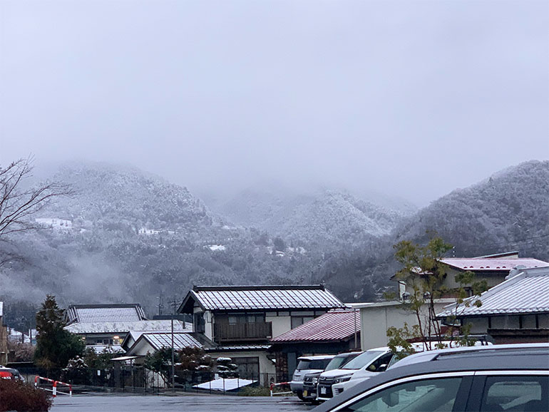 雪景色のつるの山々