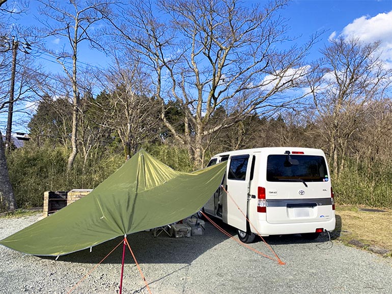 キャンピングカーサイドにタープを張ってキャンプしている風景