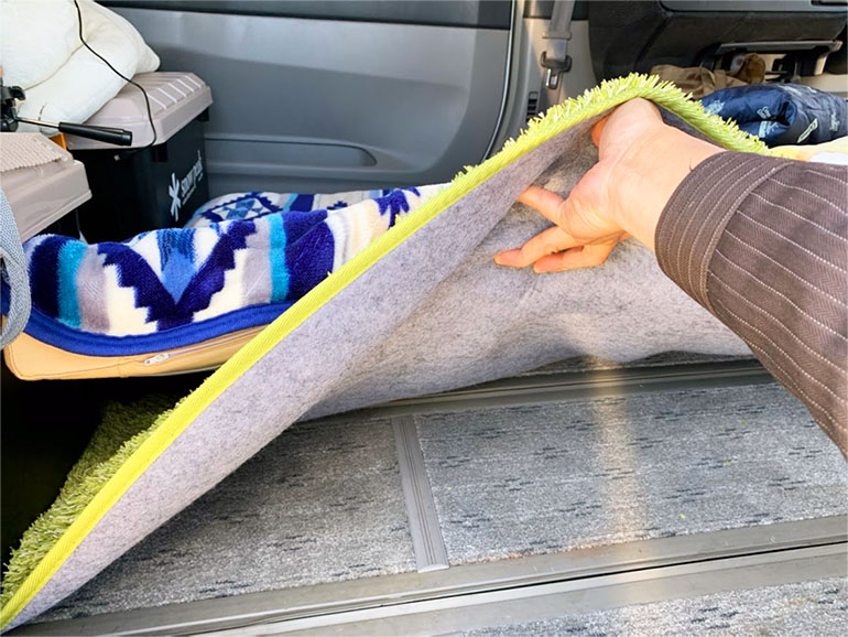 車内に敷かれたカーペット