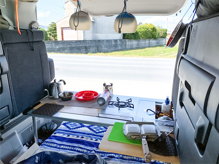 キャンプ用品が並んだ車内