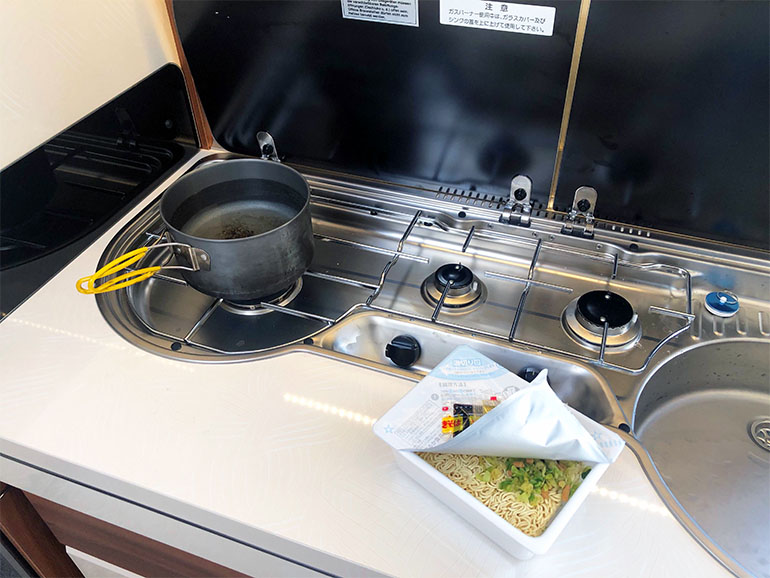 トレーラーでペヤングを作る
