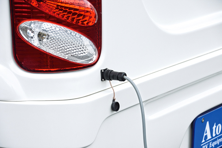 キャンピングカーの外部電源