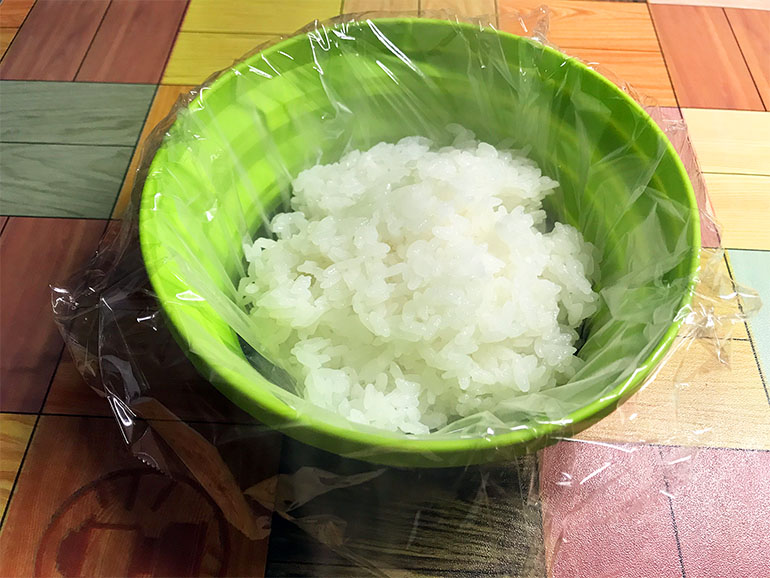 車中飯 サランラップにのせたご飯