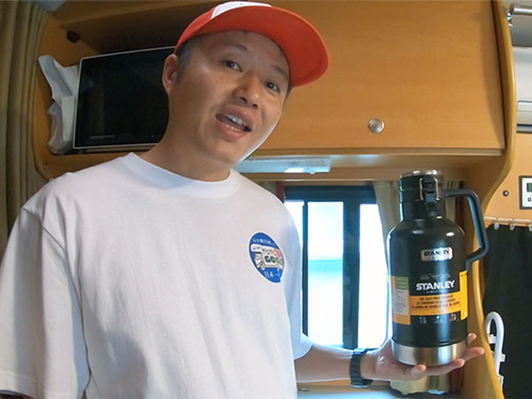 スタンレーを手にする男性
