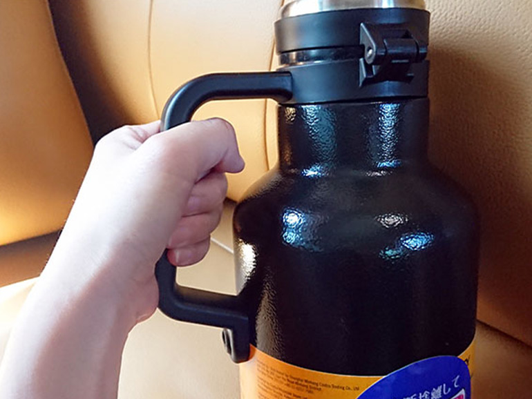 スタンレーの取っ手を持っているところ